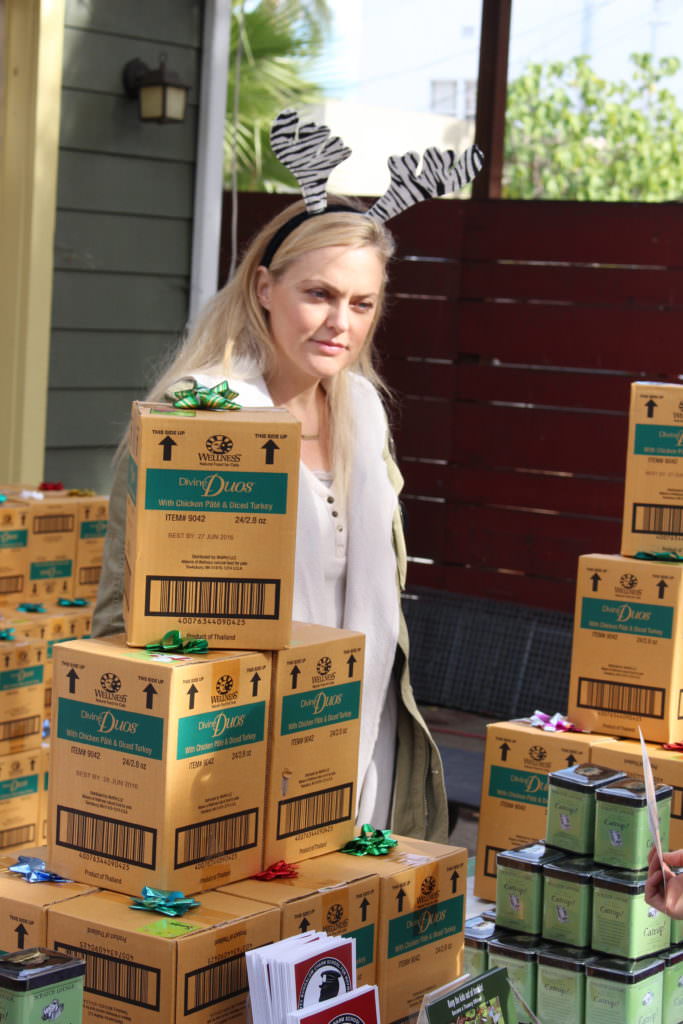 Elaine Hendrix passing out food. Image source: Kitty Bungalow