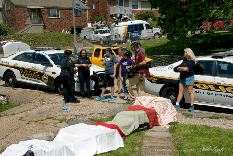 Reporters and volunteers at the rescue location. Image source: Bernadette E. Kazmarski /  The Creative Cat