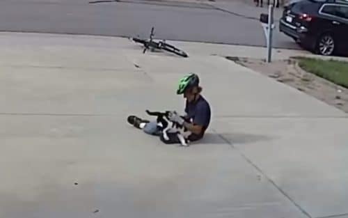 Sweet Kid Hangs Out with Neighbor's One-Eyed Cat Daily